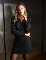 Blusa negra de gasa marca Tahari, con escote en V, apliques de botones y detalle de punto smock en hombro y puño.