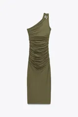 Vestido midi color verde militar, de un solo hombro, con detalle de drapeado lateral y aplique metálico plateado en el bretel.