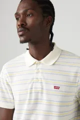 Chomba manga corta a rayas horizontales color blanco, amarillo y celeste, con cuello clásico y logo de la marca bordado en el pecho.