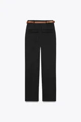 Pantalón negro de tiro alto con pernera recta, bolsillos frontales y falsos bolsillos con solapa en la espalda. Incluye cinturón marrón de cuero sintético.