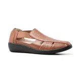 Zapato casual negro de cuero con plantilla de cuero, con perforaciones decorativas y elásticos laterales.