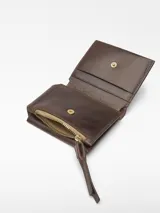 Billetera desplegable de cuero craquelado color marrón, con curtición vegetal. Cierre con broche, compartimento para billetes, monedero con cremallera y tarjetero.