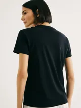 Remera blanca de corte slim y cuello redondo.