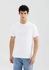 Camiseta marrón de corte recto y mangas cortas.