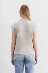 Remera azul marino de lino con mangas cortas y calce relajado. Presenta tachas termo fijadas en el frente.