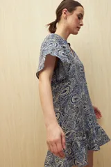 Vestido corto con estampado paisley en tonos azules y beige, escote en V y mangas cortas con volados.