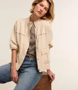 Campera bomber negra de viscosa con cierre delantero, bolsillos con solapa y pespuntes contrastantes en color blanco.