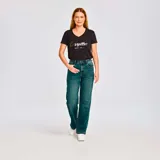 Pantalón de jean celeste de pierna ancha con roturas en ambas rodillas.