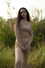 Polera corta color beige confeccionada en tejido texturizado.