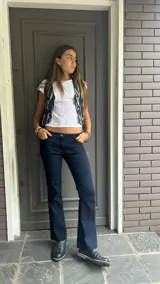 Pantalón de pierna Oxford, con cierre y botón delantero, bolsillo inclinado en la parte delantera y bolsillo parche en la parte trasera.