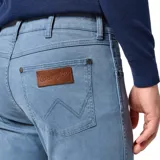 Pantalón de gabardina Wrangler, modelo Larston, color celeste, corte slim tapered y cinco bolsillos.