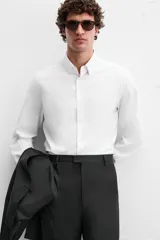 Camisa de vestir verde oscuro, corte slim fit, con cuello italiano, mangas largas con puños abotonados y cierre frontal con botones.