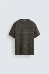 Camiseta de hombre de corte relaxed fit, con cuello redondo y mangas cortas. Diseño a rayas horizontales en tonos negro y dorado.