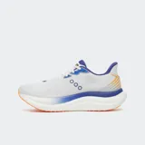 Championes de running Saucony Triumph 23, color blanco con detalles en azul y naranja. Presentan una malla técnica transpirable, logo Saucony en naranja y azul, y una suela gruesa blanca con detalles en azul y naranja.