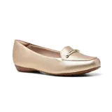 Zapato mocasín color dorado con detalle de hebilla metálica en la parte delantera.