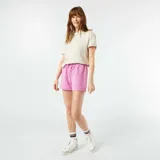 Short deportivo rosado de corte holgado, con cintura elástica ajustable con cordón.