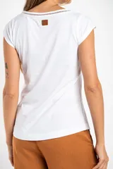 Remera blanca de algodón con escote en V y detalle de puntilla en el borde.