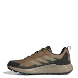Championes de trekking Adidas Terrex Anylander color marrón con detalles en negro y las tres tiras características de la marca en color gris.