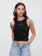 Musculosa negra de tejido acanalado, corte cropped y cuello redondo, con el logo "GAP" estampado en el pecho.