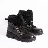 Botas de cuero negro con cordones y cuello de piel sintética. Suela de goma track.