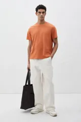 Remera naranja de algodón liviano con cuello redondo y corte estándar.