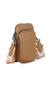 Bandolera pequeña tipo 'phone bag' de símil cuero color rosado pálido, con cierre de cremallera y correa ancha de tela con diseño de chevron en tonos claros.