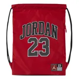 Mochila tipo gym sack color rojo con estampado frontal de la palabra "Jordan" y el número 23 en negro y blanco. Incluye cierre lateral y cordones negros ajustables.