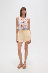 Musculosa estampada con motivos marinos en tonos azul y rojo, con escote en V y lazo ajustable.