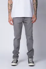 Pantalón de jean gris oscuro, de corte recto, con bolsillos delanteros y traseros.