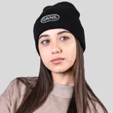 Gorro de lana negro con logo bordado en blanco.