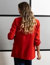 Blazer rojo de crepe marca Tahari, con cuello con solapa y abertura central. Tiene mangas 3/4 regulables con presilla y botón, bolsillos delanteros y forro interno.