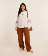 Blusa bata femenina de viscosa color blanco, con cuello redondo con lazo y borlas, manga larga con ajuste en el puño y estampa étnica en los puños.