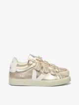 Zapatillas Veja modelo Recife color dorado con logo lateral en blanco y ajuste con tres tiras de velcro.