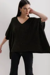Sweater tejido de punto color crudo, con escote en V, mangas 3/4 y corte holgado.