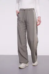 Pantalón holgado color gris con detalles en las laterales y cintura elástica.