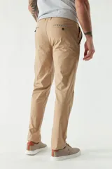 Pantalón chino clásico color ladrillo, de corte slim, con presillas para cinturón.