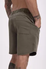 Bermuda de hombre color gris oscuro, con cintura elástica ajustable con cordón.