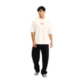 Remera blanca de algodón con estampado pequeño en el pecho de un logo con forma de rombo que contiene una ola estilizada y el nombre de la marca.