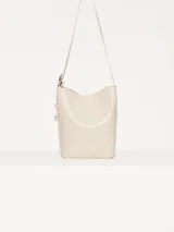 Cartera tipo tote confeccionada en cuero vacuno color crudo, con textura tipo piel de cocodrilo. Tiene correa larga al hombro y apliques metálicos con el logo de la marca. Incluye sobre interno desmontable con cierre.