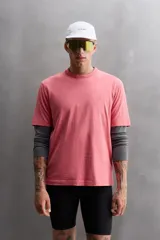 Camiseta marrón de algodón, corte relaxed fit, cuello redondo y manga corta.