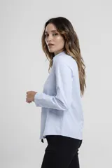 Camisa azul de corte clásico con botones frontales y cuello estándar.