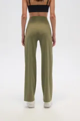 Pantalón deportivo negro de corte recto y tiro alto.