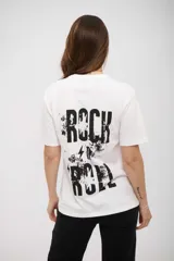 Remera blanca de manga corta con estampado trasero en negro que dice "ROCK AND ROLL" con efecto desgastado y un rayo.