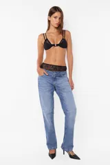 Microtop lencero negro con superposiciones de encaje y microfibra liviana, acceso delantero mediante un avío de encastre, breteles ajustables y terminaciones con elástico partido.