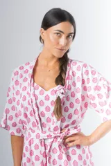Bata kimono corta de algodón estampado con flores rojas, violetas y verdes. Tiene mangas al codo y lazo de ajuste en la cintura.