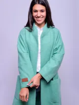 Tapado tipo capa azul marino de paño 100% lana, con cuello mao y bolsillos laterales.