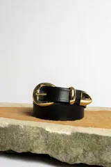 Cinturón marrón con hebilla dorada.