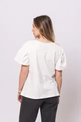 Blusa blanca de algodón con mangas cortas abullonadas.