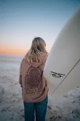 Buzo hoodie color marrón con estampa en la espalda con un volcán, palmeras y el texto "Glassy Waves".