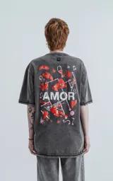 Remera negra de algodón con estampa sublimada en el frente con la palabra 'AMOR' y dibujos de manos, llaves, corazones y otros símbolos.